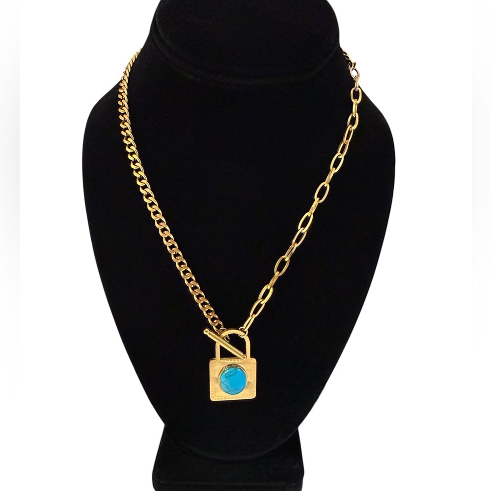 NEW 18K GOLD PLATED TURQUOISE LOCK PENDANT NECKLACE – STATEMENT TOGGLE